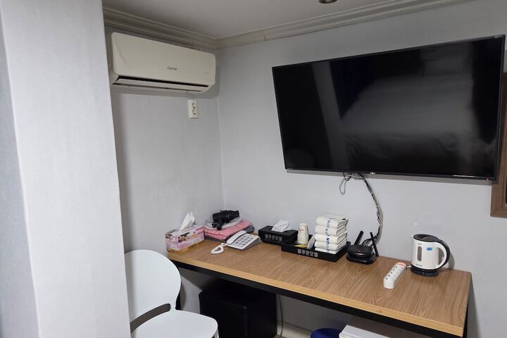 Room 27 of 58
