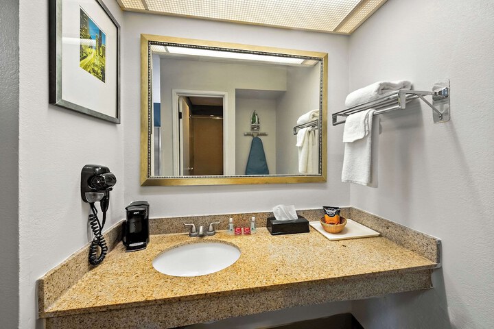 Suite 2 Double Beds Accessible (6 of 15)