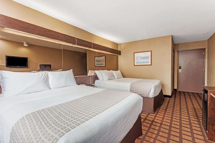 1 Queen Bed Accessible Room (2 of 15)