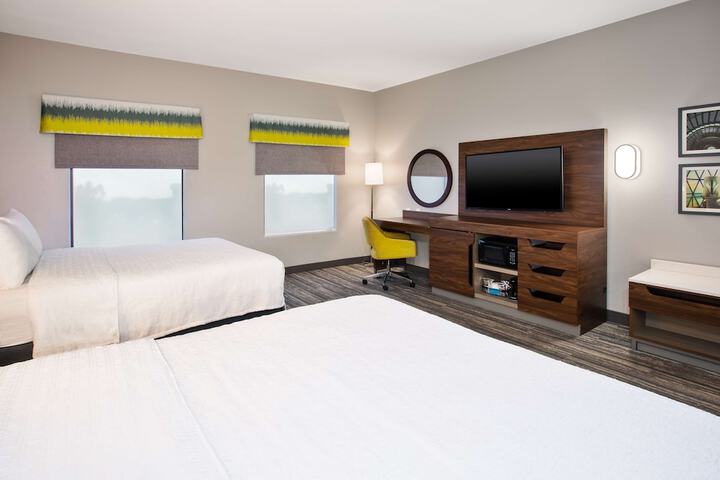 2 Queen Beds (6 of 12)