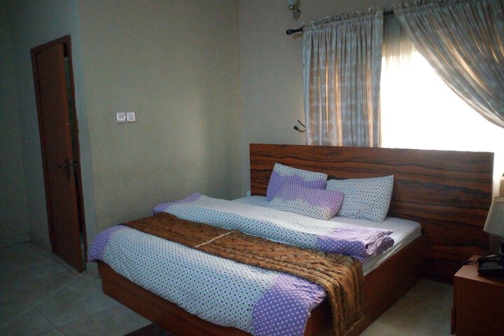 Room 10 of 16