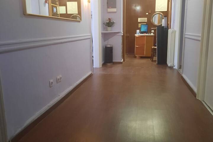 Room 9 of 12