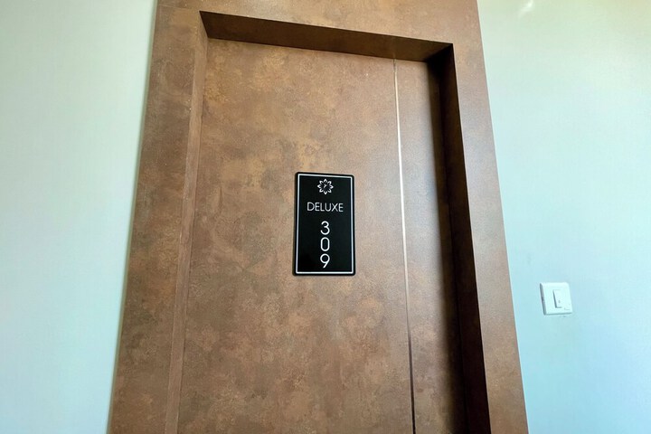 Room 7 of 100