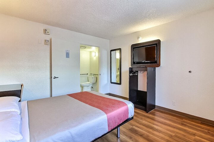 1 Queen Bed Micfridge (8 of 8)