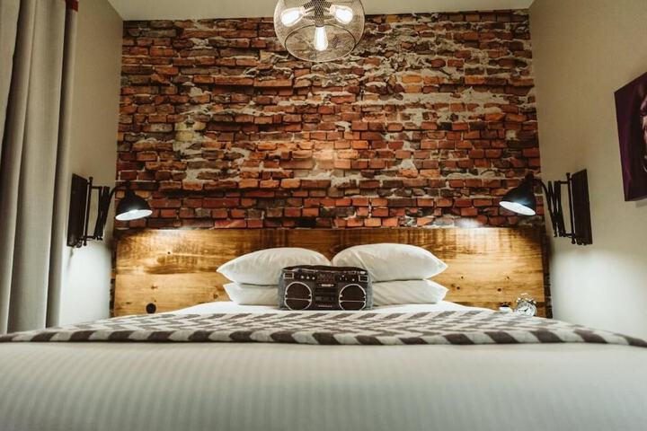 Room 16 of 44