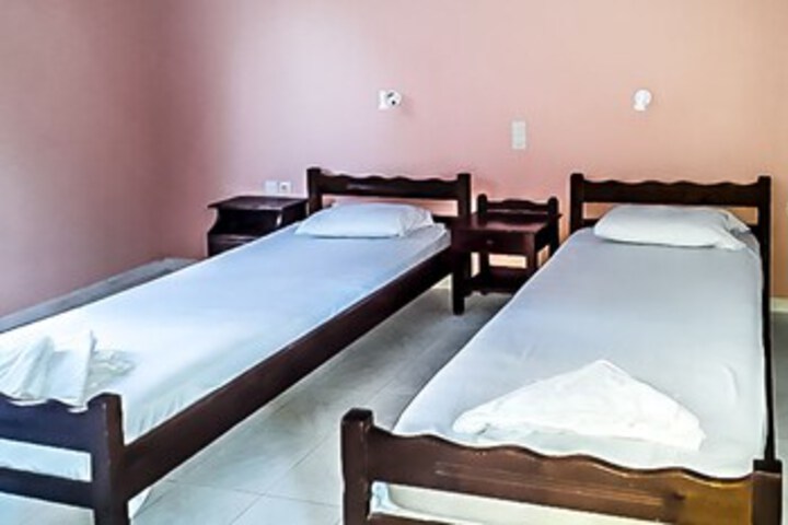 Room 4 of 16