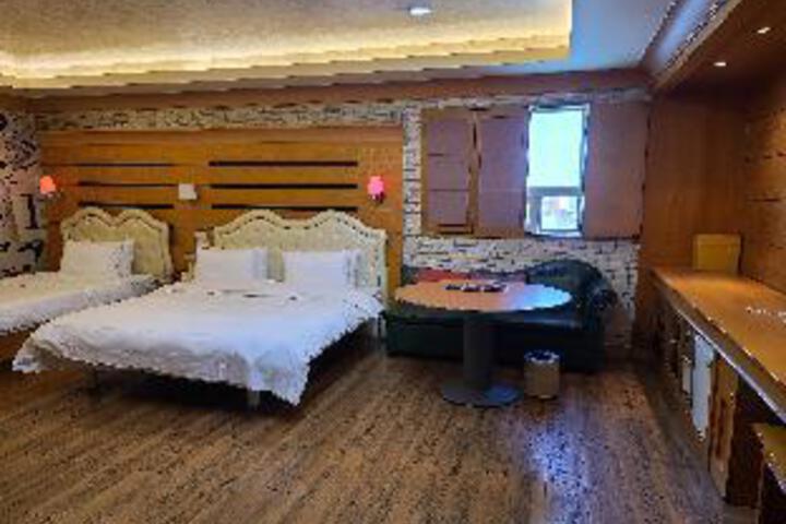 Suite 6 of 6
