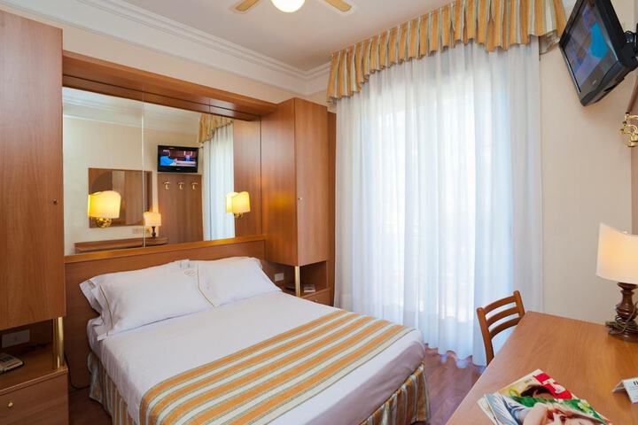 Room 10 of 48