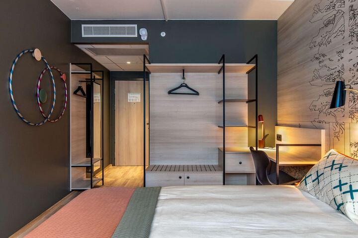 Room 16 of 82