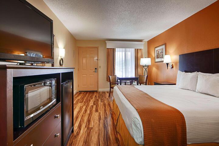 1 King Bed - Wireless High Speed Microfridge Coffee Maker Iron Hair Full Breakfast (13 of 15)