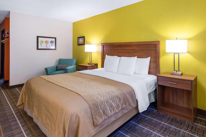 1 King Bed (3 of 11)