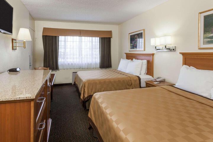 2 Double Beds (8 of 11)