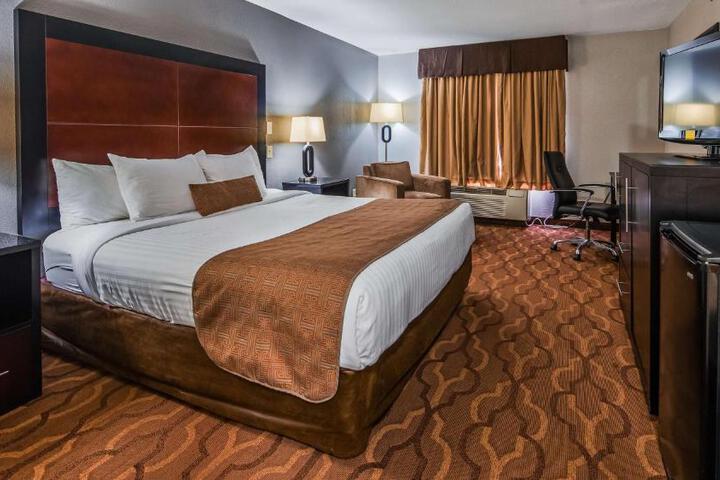 1 King Bed High Speed Internet Accessible Microwave and Refrigerator, Coffee Maker Iron and Ironing Board Hairdryer Full Breakfast (15 of 15)