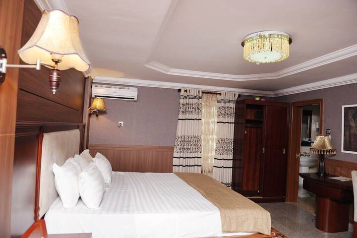 Room 5 of 18
