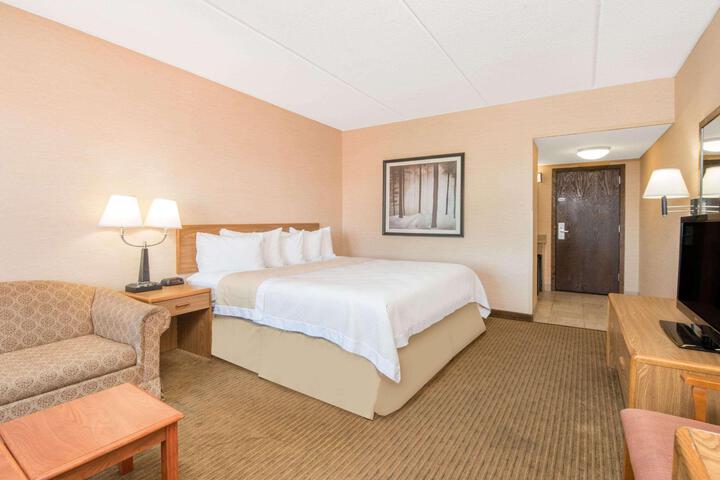 1 King Bed (4 of 11)