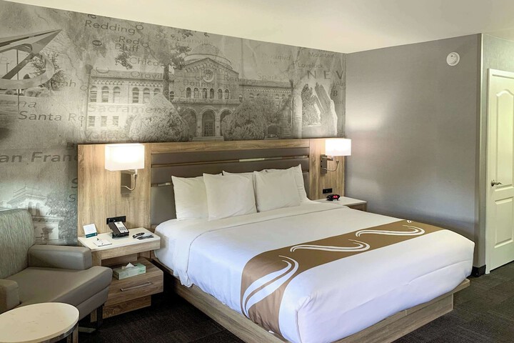 1 King Bed (3 of 5)
