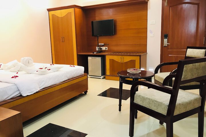 Room 7 of 12