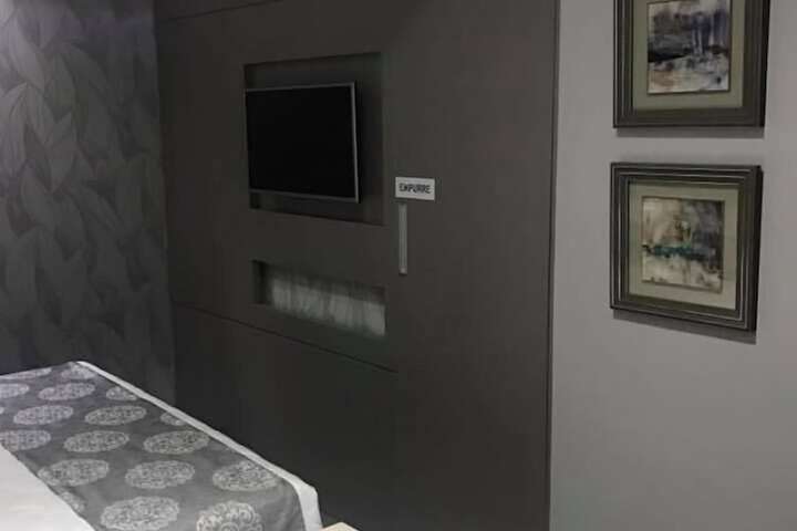 Room 12 of 100