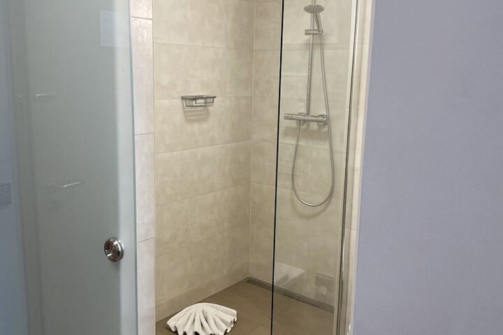 Room 10 of 18