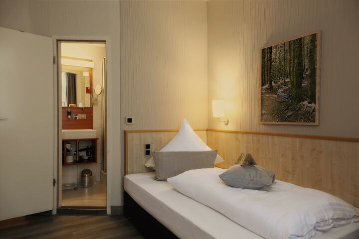 Room 5 of 209