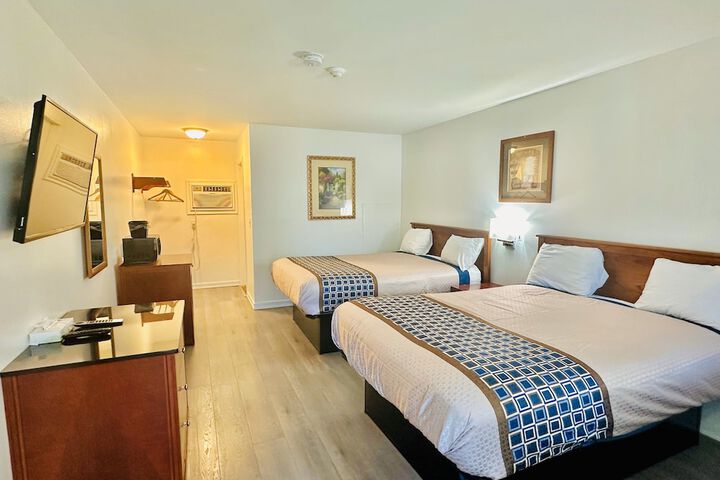 1 Queen Bed (4 of 24)