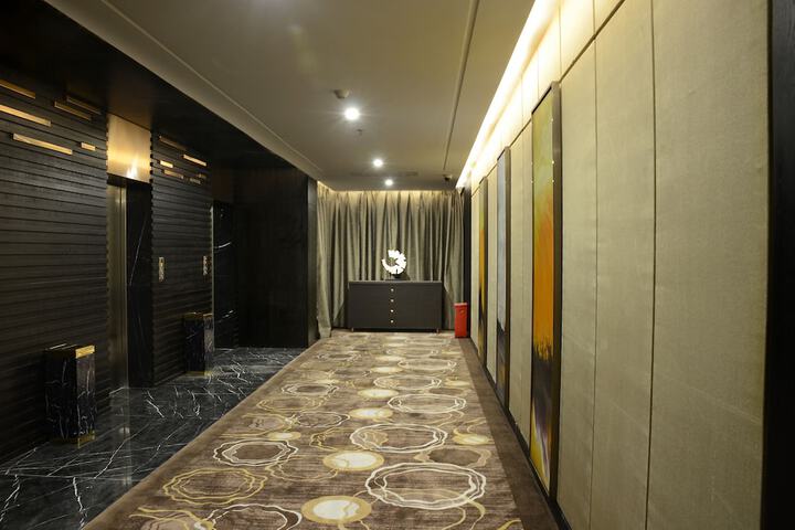 Ballroom/Hall 21 of 25
