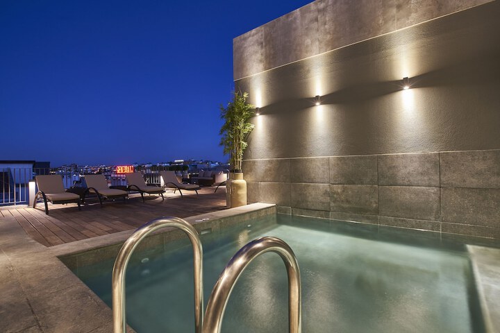 Hotel Pool
