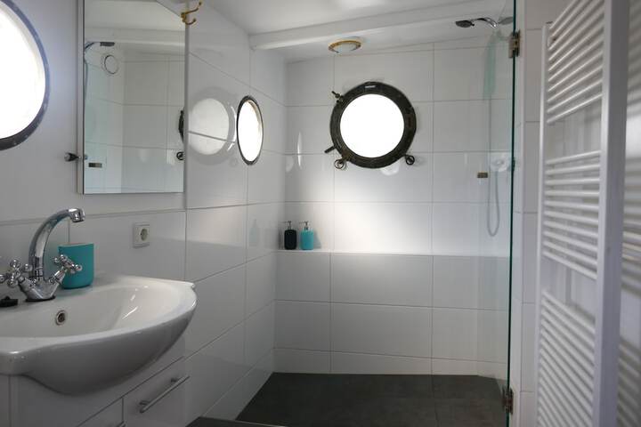 Room 10 of 16