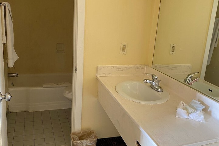 Room 5 of 7