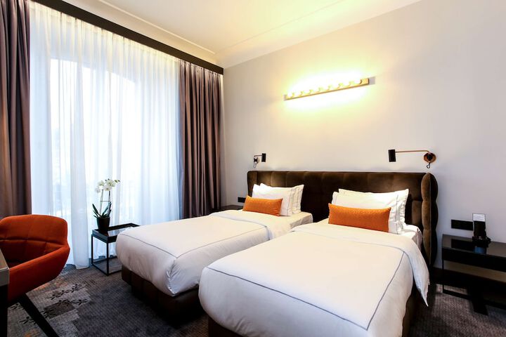 Room 16 of 79