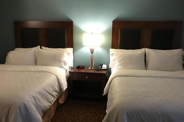 2 Queen Beds (11 of 17)