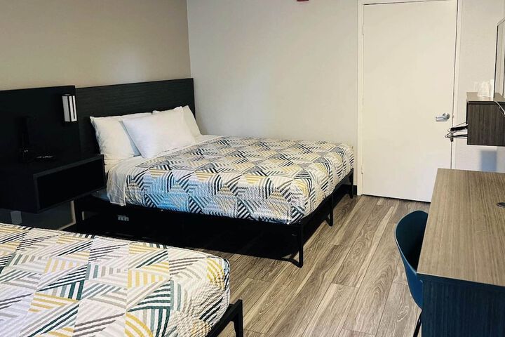 1 Queen Bed (10 of 16)