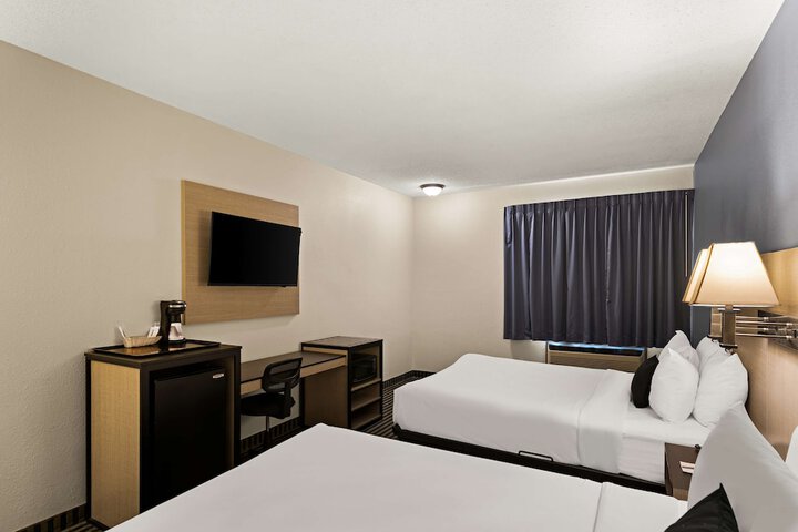 1 Queen Bed (5 of 9)