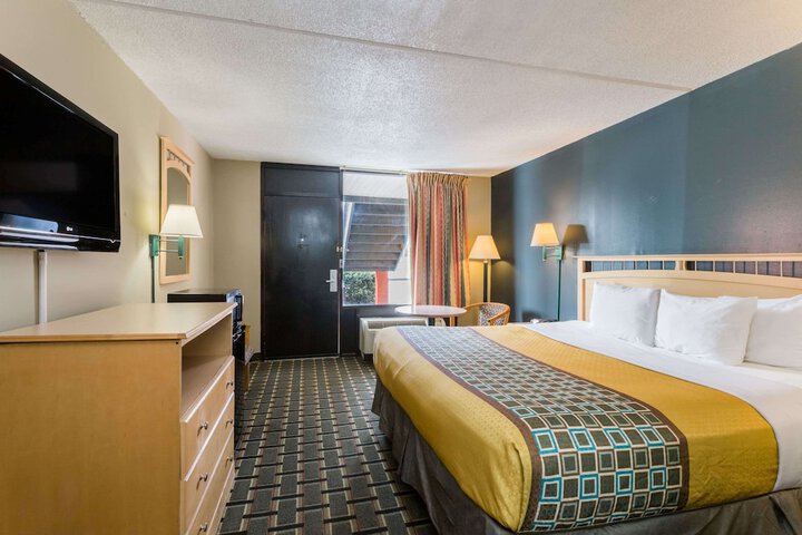 1 King Bed (5 of 8)