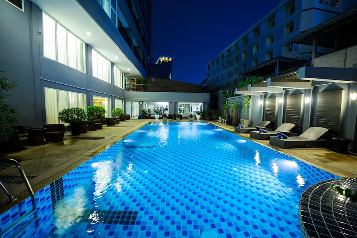Hotel Pool