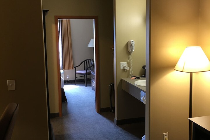 1 Queen Bed (1 of 11)