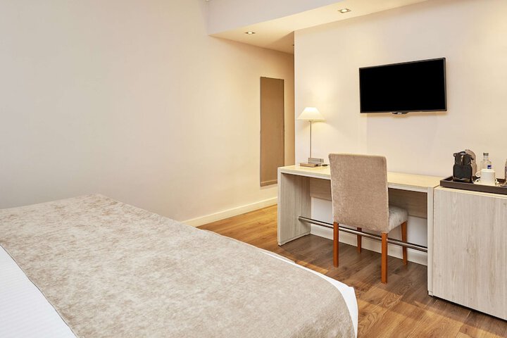 Room 9 of 35