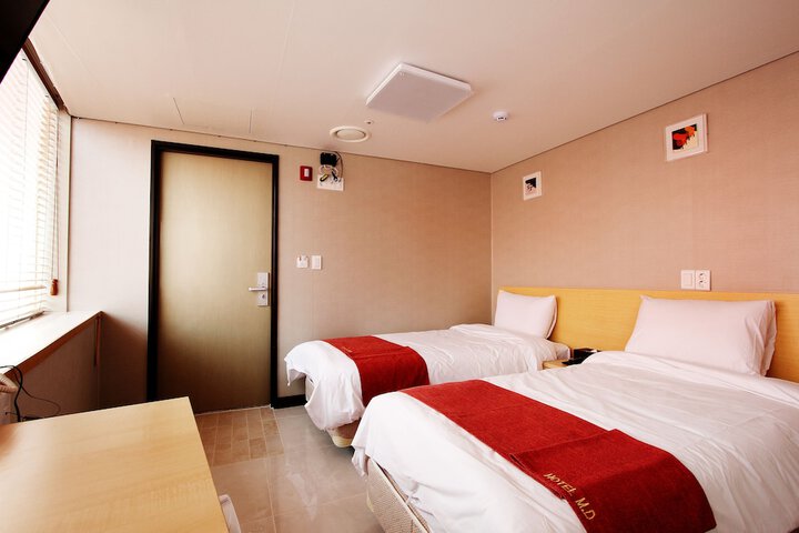 Room 12 of 50