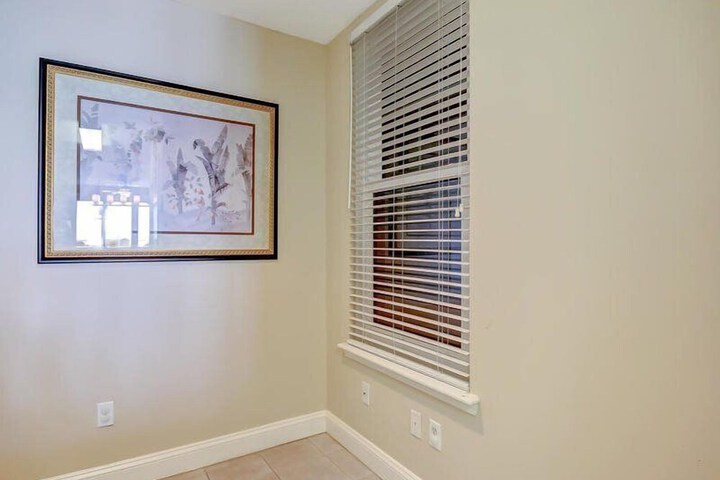 Room 4 of 33