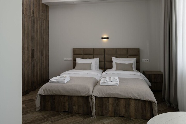Room 2 of 135