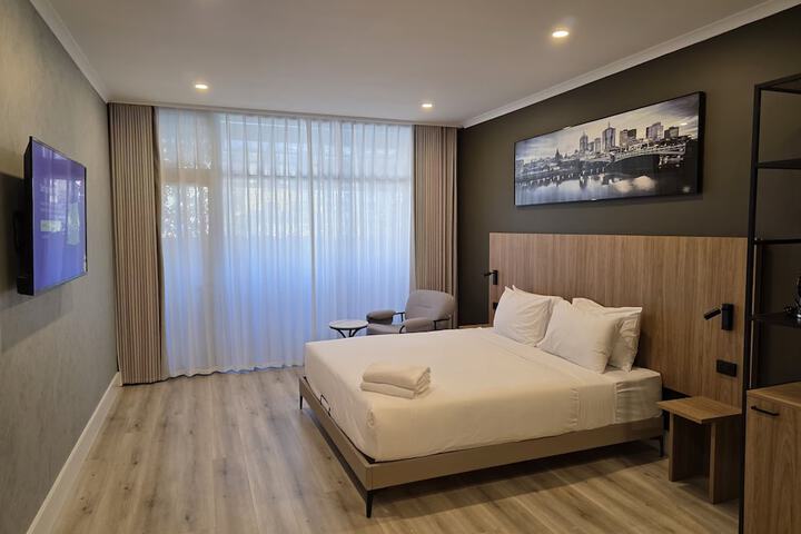Room 13 of 38
