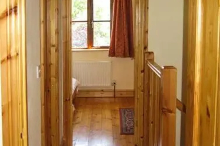 Room 6 of 10