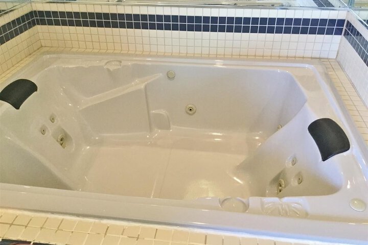 1 King Bed (3 of 7)