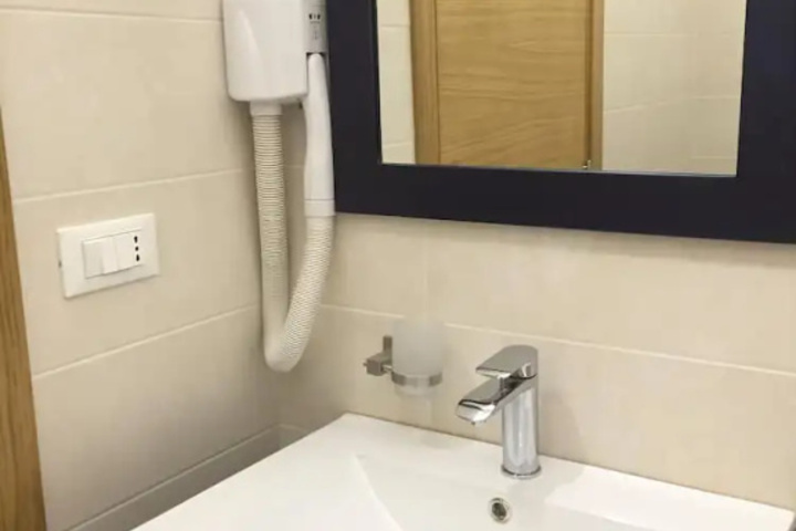 Room 10 of 18
