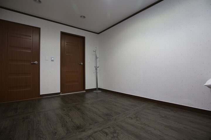Room 4 of 53