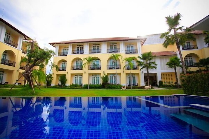 Hotel Pool