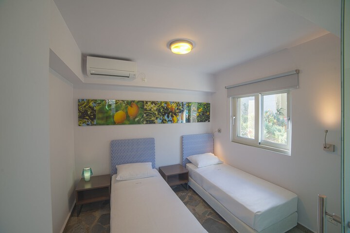 Room 8 of 80