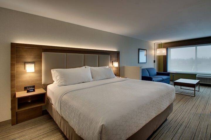 1 King Bed (7 of 10)