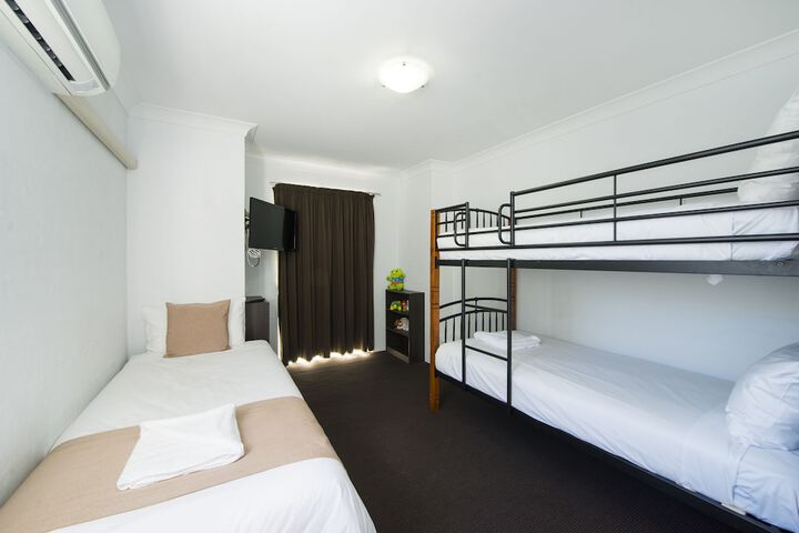 Room 4 of 87