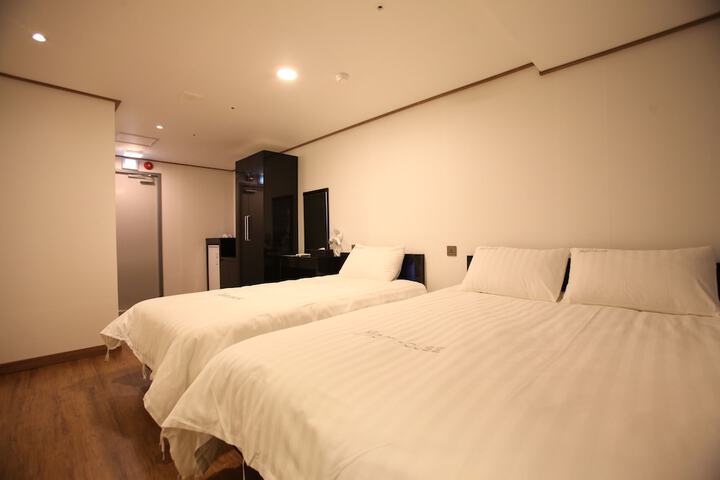 Room 12 of 46